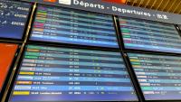 Des panneaux d'information sur les vols au départ lors d'une panne des systèmes de contrôle aérien à l'aéroport de Paris-Orly, au sud de Paris, le 18 mai 2025