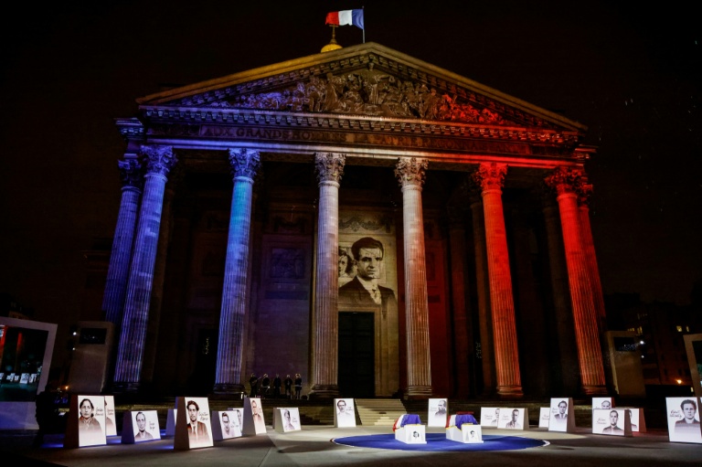Un portrait de Missak Manouchian sur la façade du Panthéon pendant sa panthéonisation et celle de son épouse Melinee à Paris, le 21 février 2024