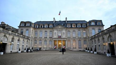 Vue générale de la cour d'entrée et de la façade du palais de l'Élysée à Paris, le 12 mars 2024
