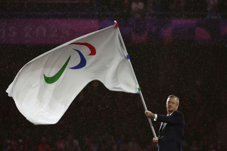 Le drapeau paralympique porté par le président du Comité international (IPC) Andrew Parsons, lors de la cérémonie des Jeux de Paris, le 8 septembre 2024