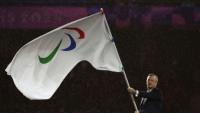 Le drapeau paralympique porté par le président du Comité international (IPC) Andrew Parsons, lors de la cérémonie des Jeux de Paris, le 8 septembre 2024