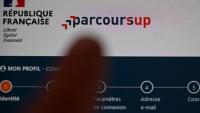 Les lycéens désireux d'entamer des études supérieures et les étudiants voulant se réorienter recevront les premières réponses à leurs voeux sur la plateforme Parcoursup