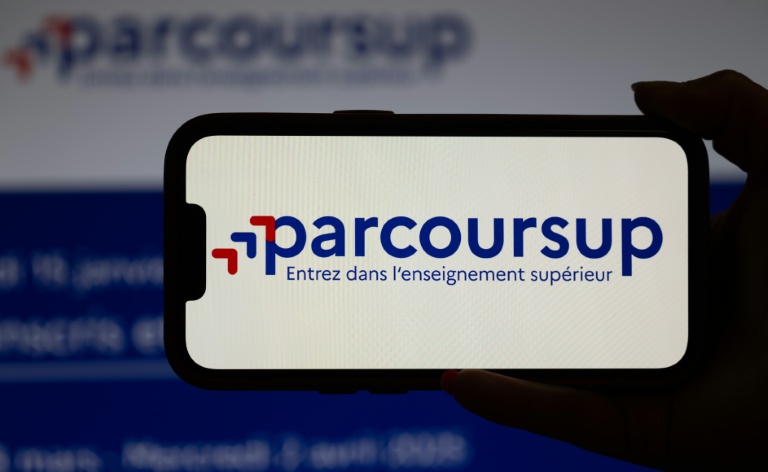 Après plus de deux mois et demi d'attente, l'heure du verdict approche: les premiers résultats de la plateforme d'inscription post-bac Parcoursup sont attendus mardi soir pour les lycéens et les étudiants en réorientation