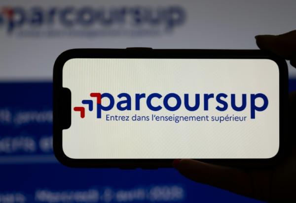 Après plus de deux mois et demi d'attente, l'heure du verdict approche: les premiers résultats de la plateforme d'inscription post-bac Parcoursup sont attendus mardi soir pour les lycéens et les étudiants en réorientation