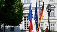 Les drapeaux français, européen et allemand déployés avant la rencontre entre le chancelier allemand Friedrich Merz et le président français Emmanuel Macron à Brühl, dans l'ouest de l'Allemagne, le 16 juillet 2026,