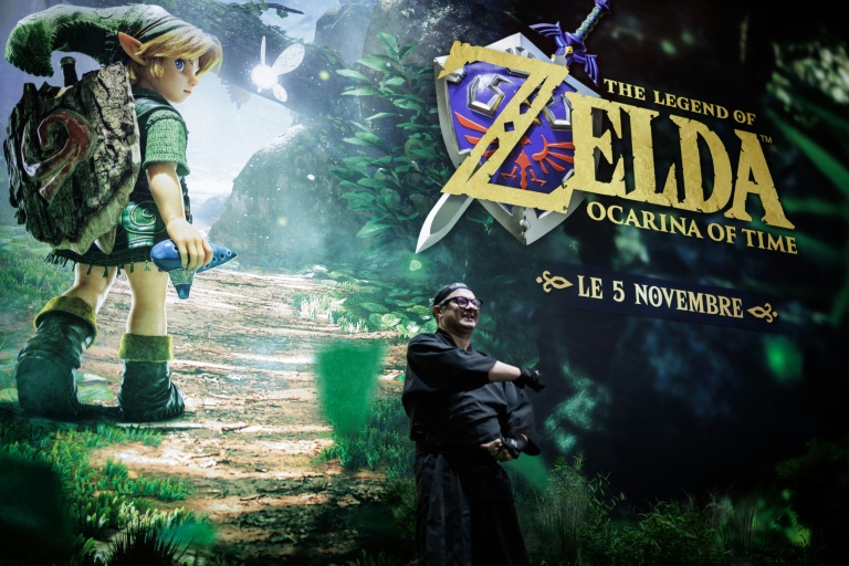 Un visiteur sur le stand Nintendo consacré à *The Legend of Zelda: Ocarina of Time*, lors de la soirée en avant-première de la Paris Games Week 2026 à Paris, le 21 octobre 2026