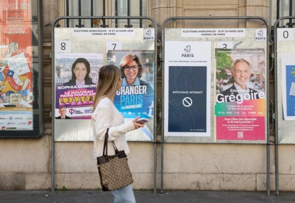(g-d) Des affiches électorales des candidats à la mairie de Paris, Sophia Chikirou, Rachida Dati et Emmanuel Grégoire dans une rue de Paris, avant le 2e tour des municipales, le 19 mars 2026 