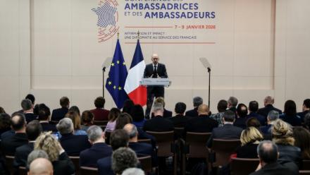 Le chef de la diplomatie française Jean-Noël Barrot s'exprime devant les ambassadeurs français le 9 janvier 2026 à Paris