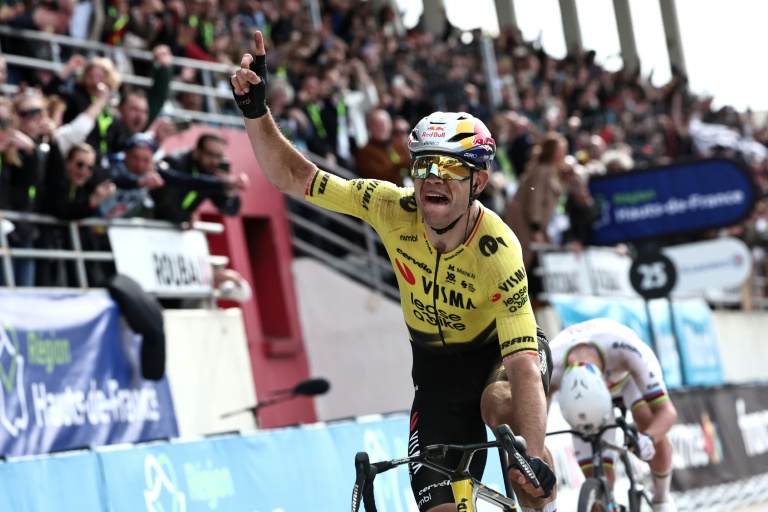 Le Belge Wout Van Aert (Visma Lease a bike) célèbre sa victoire devant le Slovène Tadej Pogacar au vélodrome de Roubaix lors de Paris-Roubaix le 12 avril 2026