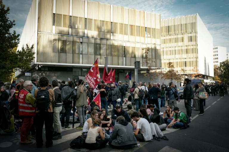 Des élèves et des enseignants du lycée Paul-Éluard manifestent devant le commissariat de Saint-Denis pour dénoncer une intervention 