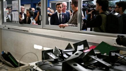 Le ministre de l'Education nationale Edouard Geffray (c) visite  le lycéen Les Iris, saccagé le 8 octobre 2026, à Lormont, le 15 octobre 2026 près de Bordeaux, en Gironde