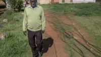 Un habitant du township de Katlehong, près de Johannesburg, marche à côté des câbles qui raccordent illégalement son quartier au réseau électrique, le 5 octobre 2026