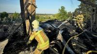Des pompiers ukrainiens éteignent un incendie après une frappe de drone russe à Kiev le 12 mai 2026. Image fournie par les services d'urgence ukrainiens