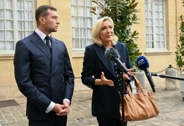 Jordan Bardella (G), président du Rassemblement national, et Marine Le Pen (D), cheffe de file des députés RN, à l'issue de leur rendez-vous avec le Premier ministre François Bayrou à Paris 2 septembre 2025