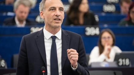 L'eurodéputé français et leader de Place publique Raphaël Glucksmann le 19 mai 2026 au Parlement européen à Strasbourg