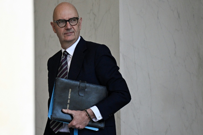 Le ministre l'Économie et des Finances, Roland Lescure, quitte le palais de l'Élysée après le Conseil des ministres hebdomadaire, à Paris, le 2 décembre 2025