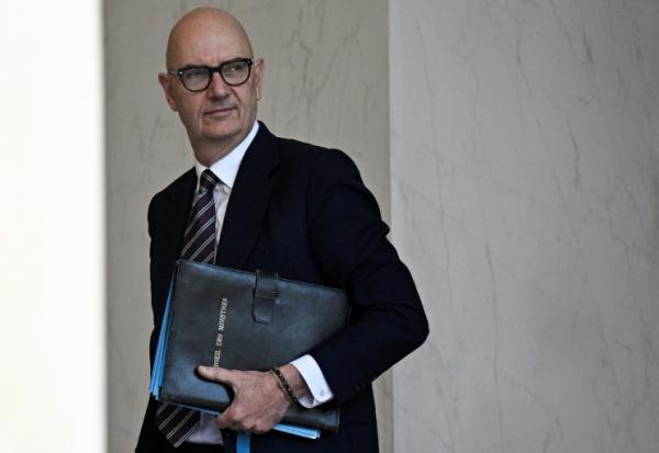 Le ministre l'Économie et des Finances, Roland Lescure, quitte le palais de l'Élysée après le Conseil des ministres hebdomadaire, à Paris, le 2 décembre 2025