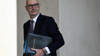 Le ministre l'Économie et des Finances, Roland Lescure, quitte le palais de l'Élysée après le Conseil des ministres hebdomadaire, à Paris, le 2 décembre 2025