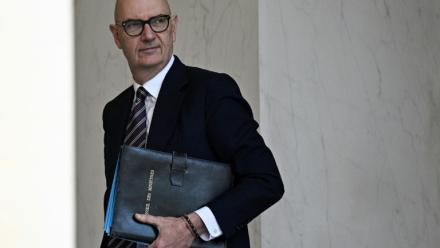 Le ministre l'Économie et des Finances, Roland Lescure, quitte le palais de l'Élysée après le Conseil des ministres hebdomadaire, à Paris, le 2 décembre 2025