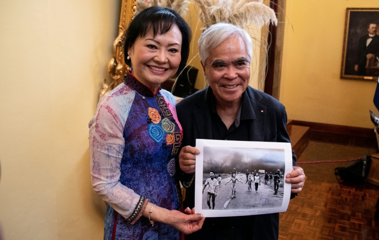 Kim Phuc Phan Thi (g), survivante de la guerre du Vietnam et surnommée la 