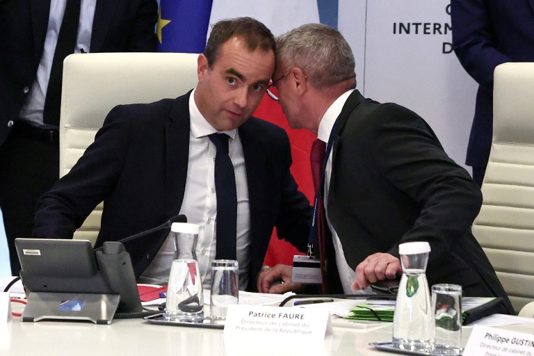 Le Premier ministre, Sébastien Lecornu (g) et le directeur de cabinet du président Emmanuel Macron, Patrice Faure, lors d'une réunion au Centre opérationnel de gestion interministérielle des crises (COGIC) à l'hôtel de Beauvau, le 10 septembre 2025 à Paris