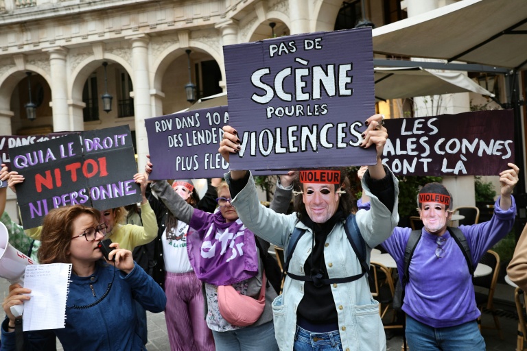 Des membres du collectif féministe NousToutes manifestent contre la présence de Patrick Bruel sur une scène de théâtre, à Paris, le 3 juin 2026