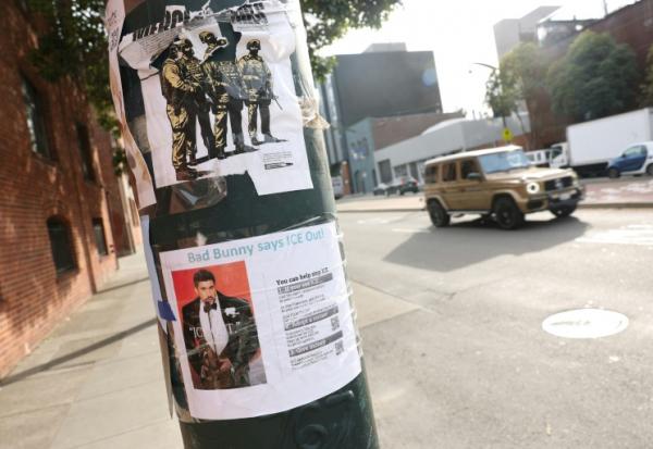 Une pancarte "Bad Bunny says ICE Out" ("Bad Bunny dit dehors l'ICE") sur un lampadaire à l'extérieur d'un événement du Super Bowl à San Francisco, le 7 février 2026