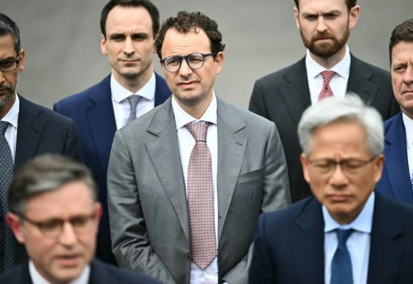 Le patron d'Anthropic Dario Amodei (au centre) à la Maison Blanche, à Washington, le 29 septembre 2026