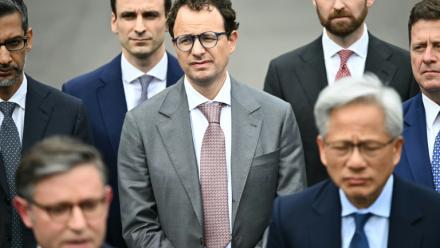 Le patron d'Anthropic Dario Amodei (au centre) à la Maison Blanche, à Washington, le 29 septembre 2026
