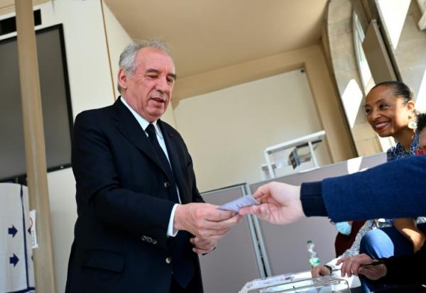 François Bayrou (c), maire sortant de Pau et candidat centriste du MoDem à sa réélection, prononce un discours après sa défaite au 2e tour des municipales, le 22 mars 2026 à Pau, dans les Pyrénées-Atlantiques