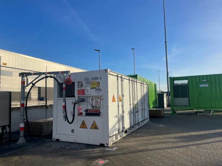 Photo prise le 17 septembre 2025 et distribuée par Zero Emission Service le 24 septembre 2025 montrant l'installation par grue d'une batterie sur le navire transporteur MS Den Bosch Max Groen, amarré au port de Rotterdam, aux Pays-Bas