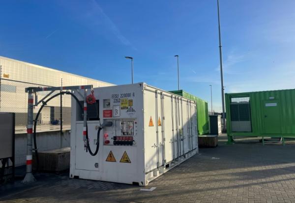 Photo prise le 17 septembre 2025 et distribuée par Zero Emission Service le 24 septembre 2025 montrant l'installation par grue d'une batterie sur le navire transporteur MS Den Bosch Max Groen, amarré au port de Rotterdam, aux Pays-Bas