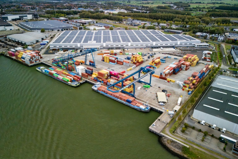 Vue aérienne, prise le 17 septembre 2025 et distribuée par Zero Emission Service le 24 septembre 2025, du MS Den Bosch Max Groen, un navire transport de conteneurs sans émission sur les voies navigables intérieures, amarré au port de Rotterdam, aux Pays-Bas