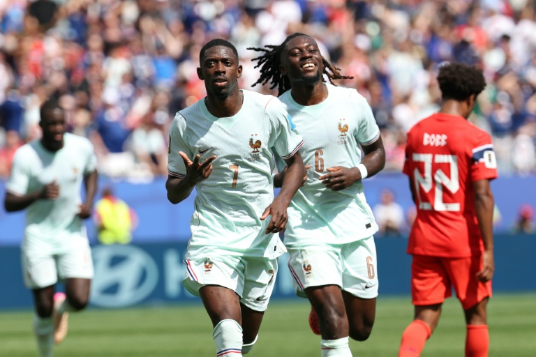 L'attaquant de la France Ousmane Dembélé (gauche) qui a marqué un triplé et le milieu Manu Koné contre la Norvège à Foxborough le 26 juin 2026

