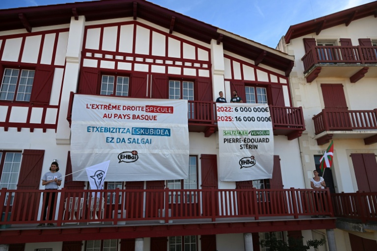 Des banderoles ont été déployées sur la villa 