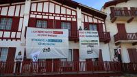Des banderoles ont été déployées sur la villa "Ugaina", au Pays basque, le 2 octobre 2025