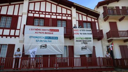 Des banderoles ont été déployées sur la villa "Ugaina", au Pays basque, le 2 octobre 2025