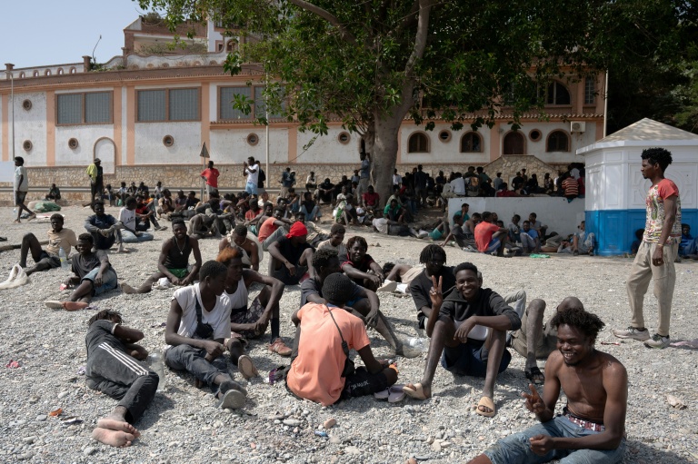 Des migrants dans l'enclave de Ceuta le 1er août 2026