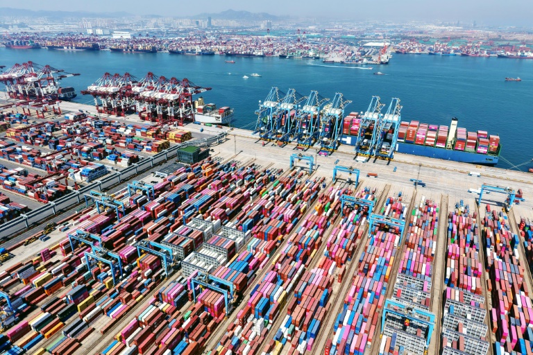 Des conteneurs prêts à l'exportation dans le port de Qingdao, en Chine, le 15 avril 2025