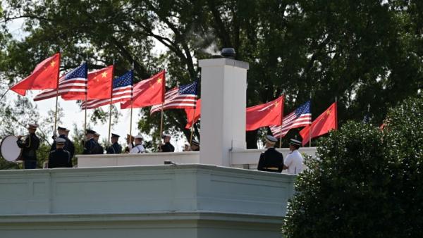 Des membres de la garde d'honneur de l'armée américaine portent les drapeaux des États-Unis et de la Chine lors d'une répétition en vue de la prochaine visite du président chinois Xi Jinping à la Maison Blanche, le 19 septembre 2026 à Washington