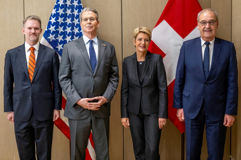 (g-d) Photo diffusée par le Département fédéral des affaires étrangères (DFAE) montrant le représentant américain au commerce Jamieson Greer, le secrétaire américain au Trésor, Scott Bessent, la présidente de la Confédération suisse Karin Keller-Sutter et le ministre suisse de l'économie Guy Parmelin avant une réunion bilatérale à Genève, le 9 mai 2025