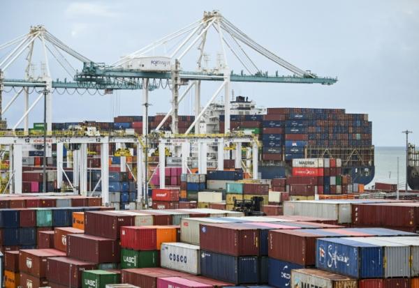 Des conteneurs débarqués d'un cargo au port de Miami, en Floride, le 7 août 2025 aux Etats-Unis
