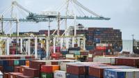 Des conteneurs débarqués d'un cargo au port de Miami, en Floride, le 7 août 2025 aux Etats-Unis