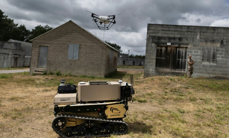 Un robot porteur d'un drone est entraîné à progresser en autonomie sur le chemin qui lui a été assigné, le 2 juillet à Coëtquidan, dans l'ouest de la France