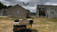 Un robot porteur d'un drone est entraîné à progresser en autonomie sur le chemin qui lui a été assigné, le 2 juillet à Coëtquidan, dans l'ouest de la France