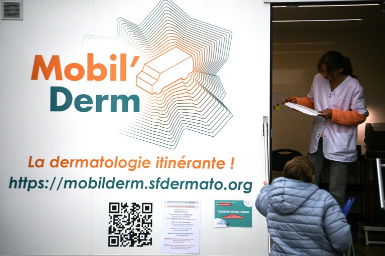 Aménagé dans une fourgonnette, le cabinet de dermatologie itinérant Mobil'Derm tente de pallier la pénurie de dermatologues