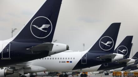 Appareils de la compagnie aérienne allemande Lufthansa sur le tarmac le 13 avril 2026 à l'aéroport international de Munich.
