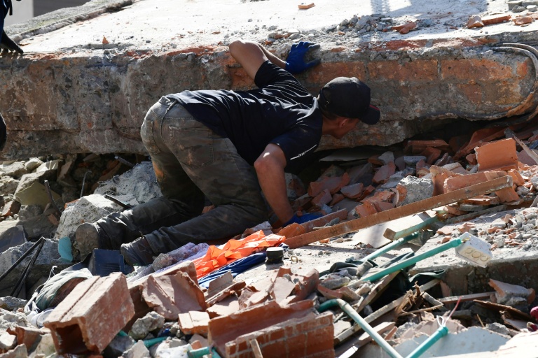 Un homme cherche des survivants à Pereira, en Colombie, le 11 août 2026