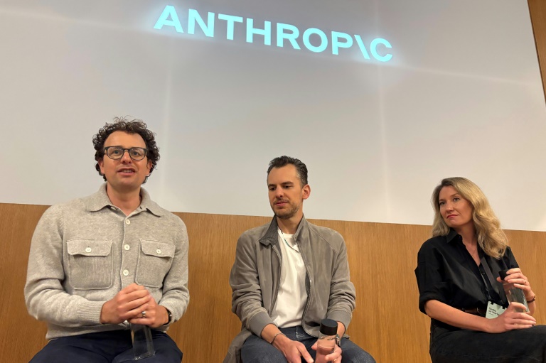 Dario Amodei, cofondateur et patron d'Anthropic, Mike Krieger, directeur produit de la start-up et Sasha de Marigny, directrice de la communication, à San Francisco, Californie, le 22 mai 2025