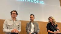 Dario Amodei, cofondateur et patron d'Anthropic, Mike Krieger, directeur produit de la start-up et Sasha de Marigny, directrice de la communication, à San Francisco, Californie, le 22 mai 2025